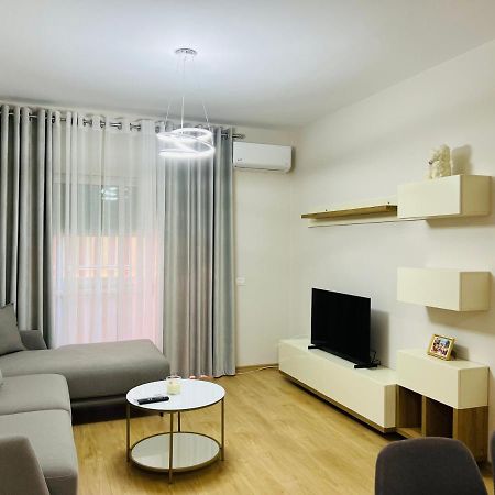 Lovely Apartment, Free Parking Tirana Exteriör bild