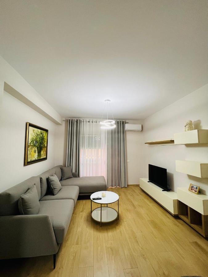Lovely Apartment, Free Parking Tirana Exteriör bild